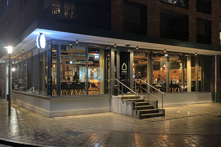 Restaurant von aussen bei Nacht