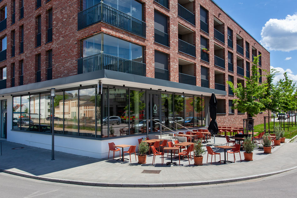 Blick auf das Restaurant nineOfive mit Terrasse