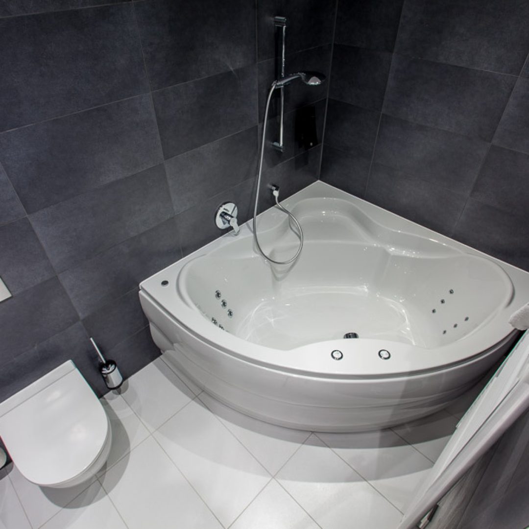 Badezimmer mit Whirlpool-Badewanne