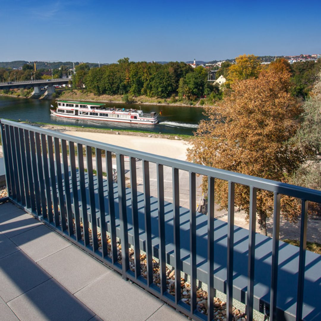 Blick auf die Donau mit Schiff