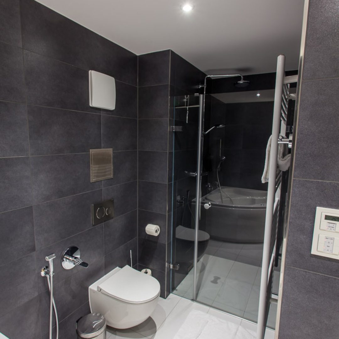 premium-3-zimmer-dusche-toilette