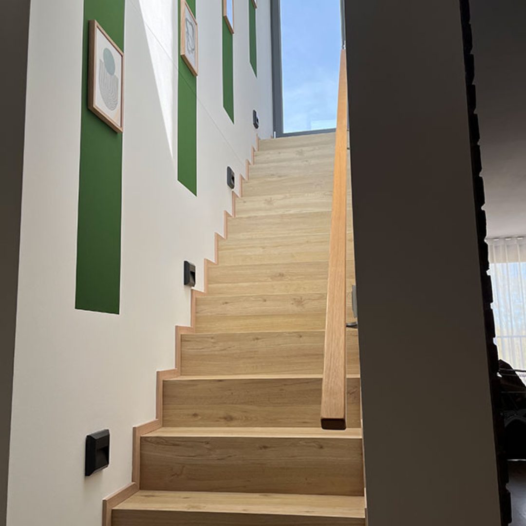 2-zimmer-premium-wohnzimmer-treppenaufgang